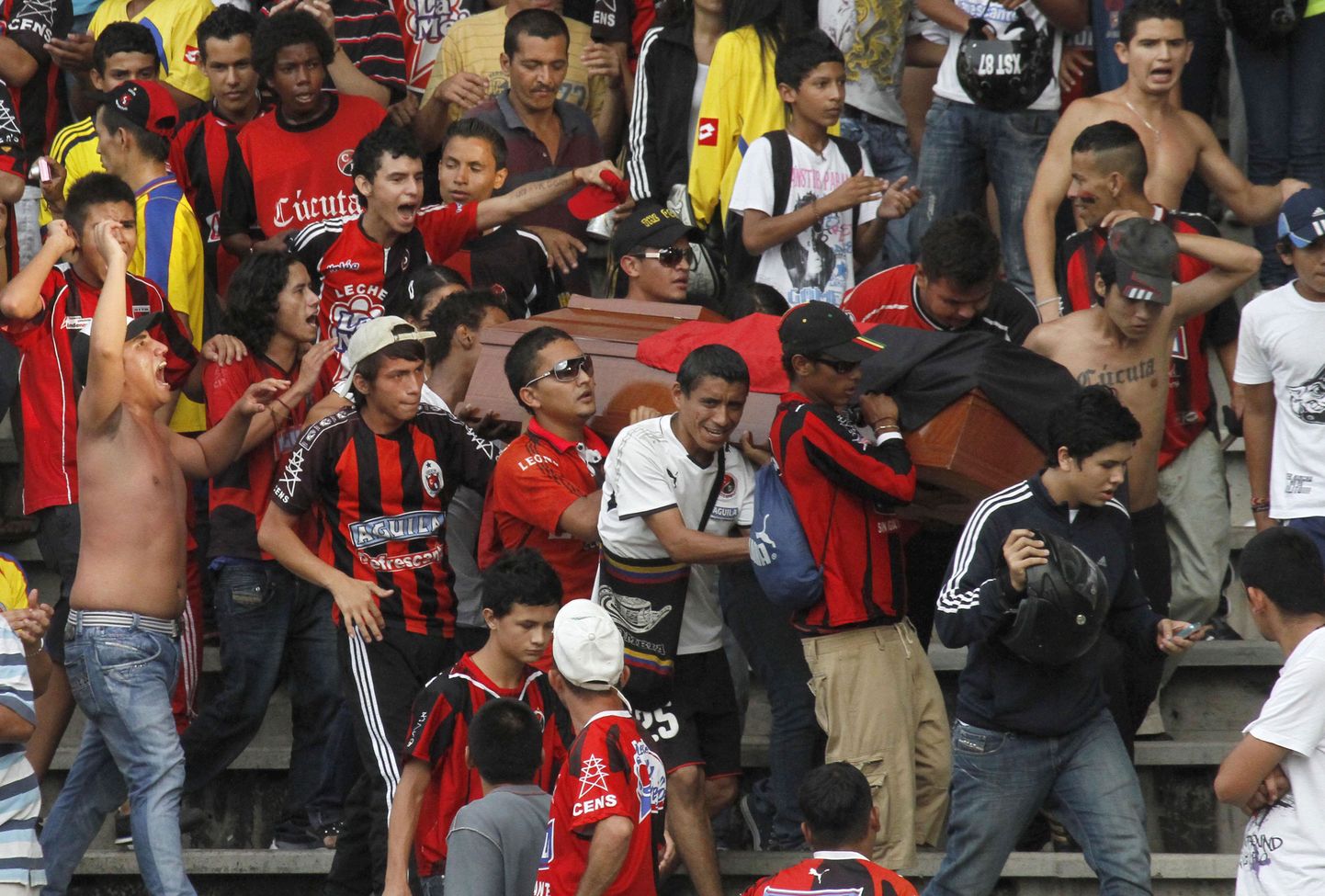 Cucuta Deportivo jalgpallimeeskonna fännid võtsid staadionile kaasa 17-aastase surnud poisi.