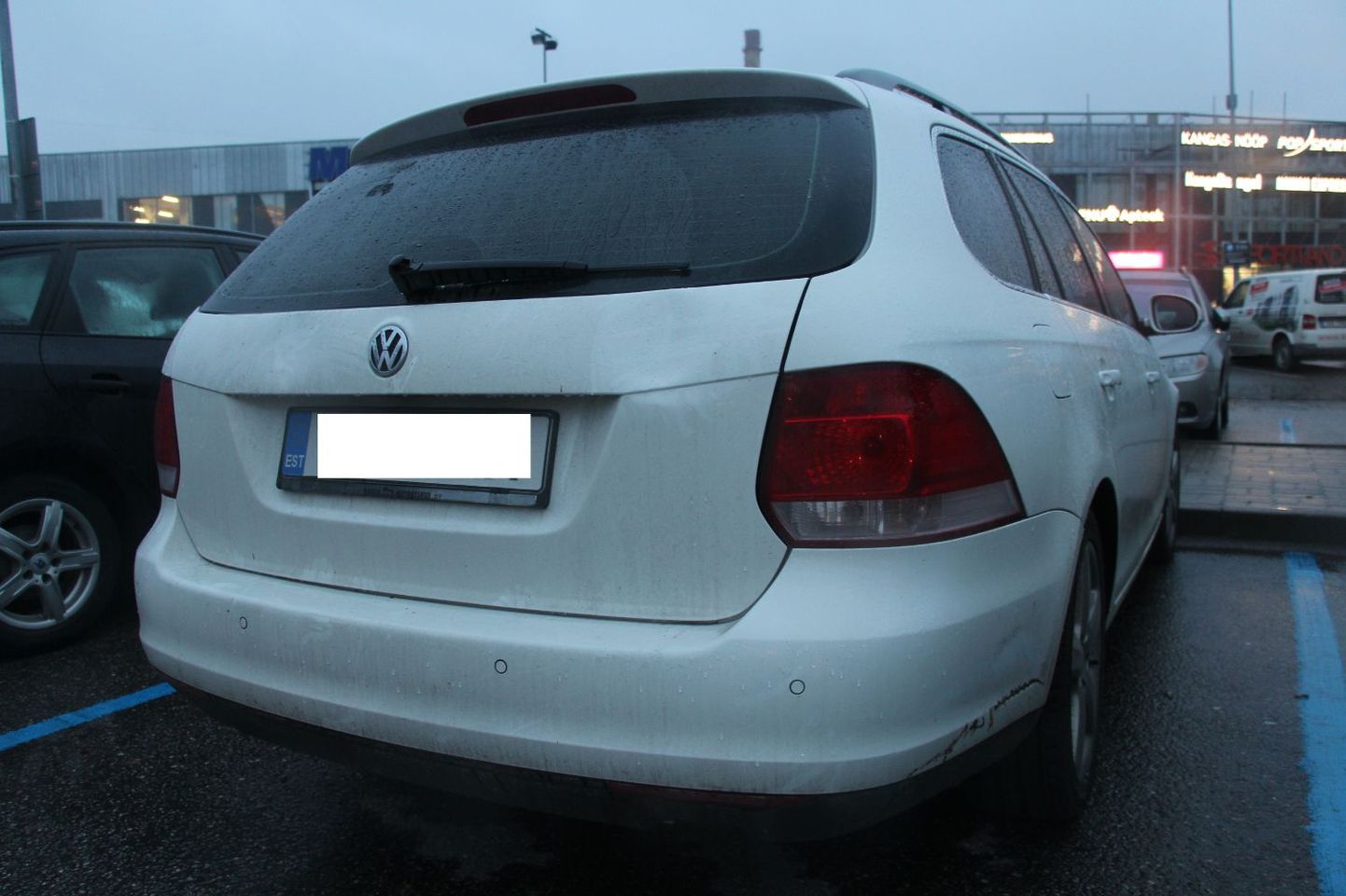Aura veekeskuse parklas seisnud Volkswagen Passat mõlgiti ära.