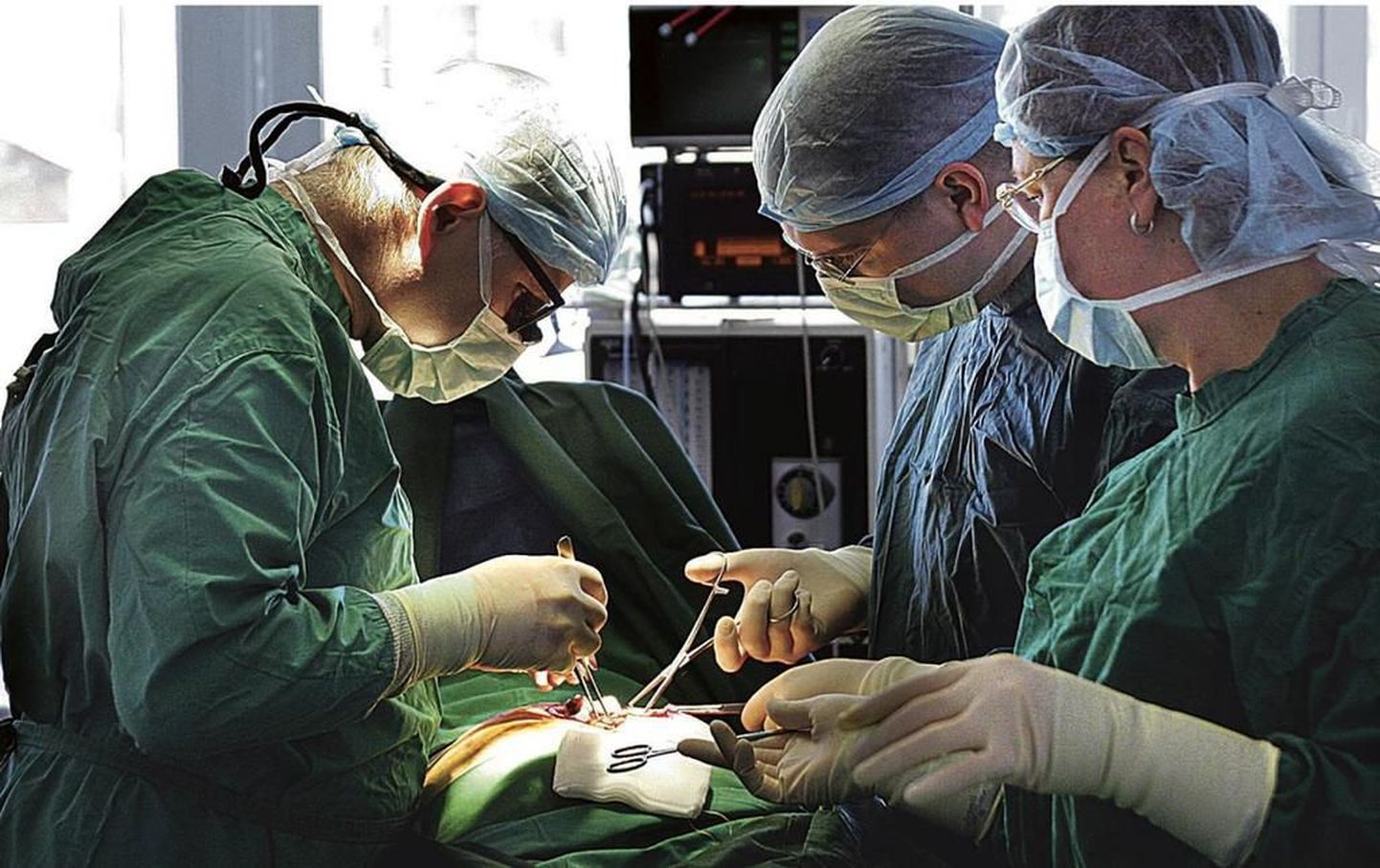Taastava Kirurgia Kliiniku kirurg Olavi Vasar (vasakul) ja kirurgia resident Romek Märtsin teevad aastas hulga keerulisi ja mahukaid lõikusi, mida ise nimetavad vastandina ilukirurgiale kolekirurgiaks.