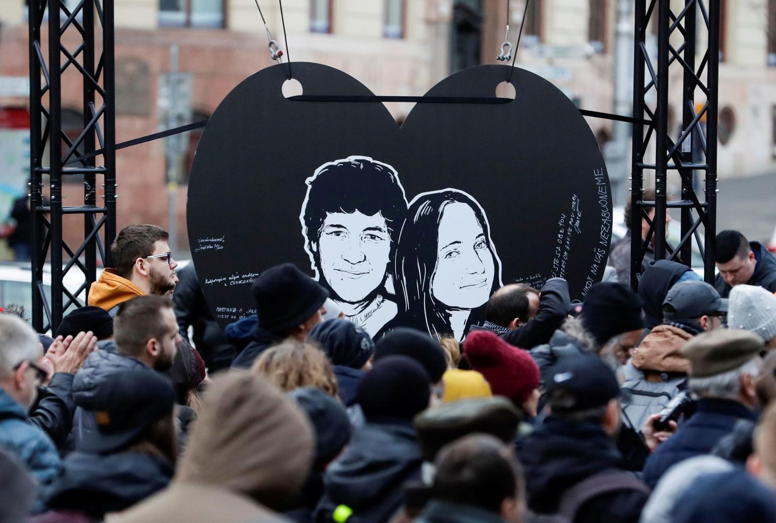 Meeleavaldajad ajakirjanik Ján Kuciaki ja tema kihlatu Martina Kušnírová teisel surma-aastapäeval Bratislavas.