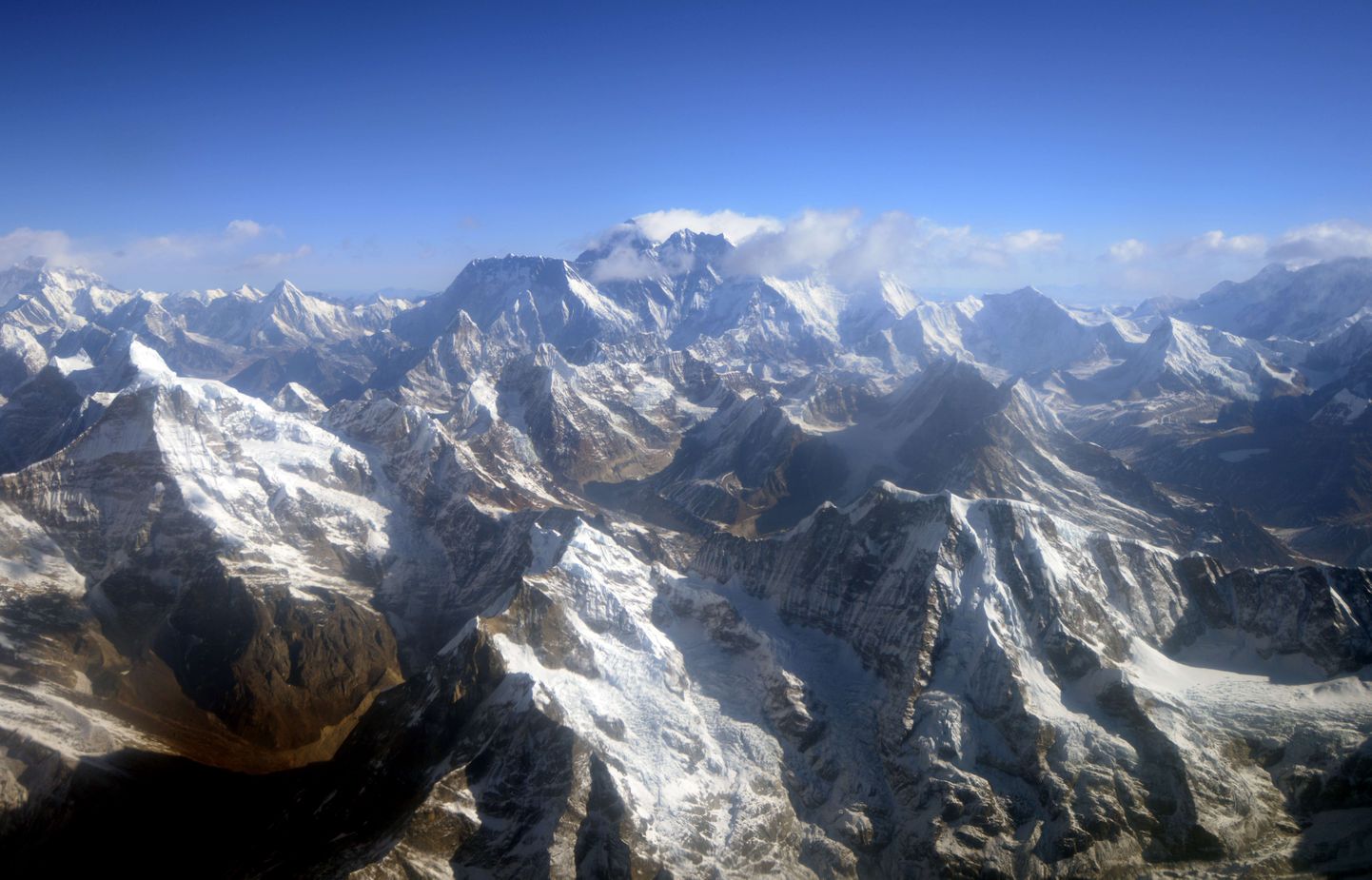 Mount Everest (keskel)