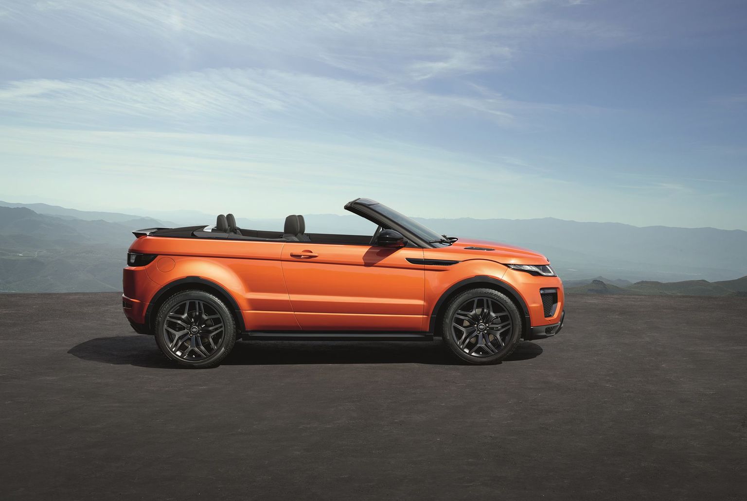 Компания Land Rover представила кроссовер Evoque с кузовом кабриолет.