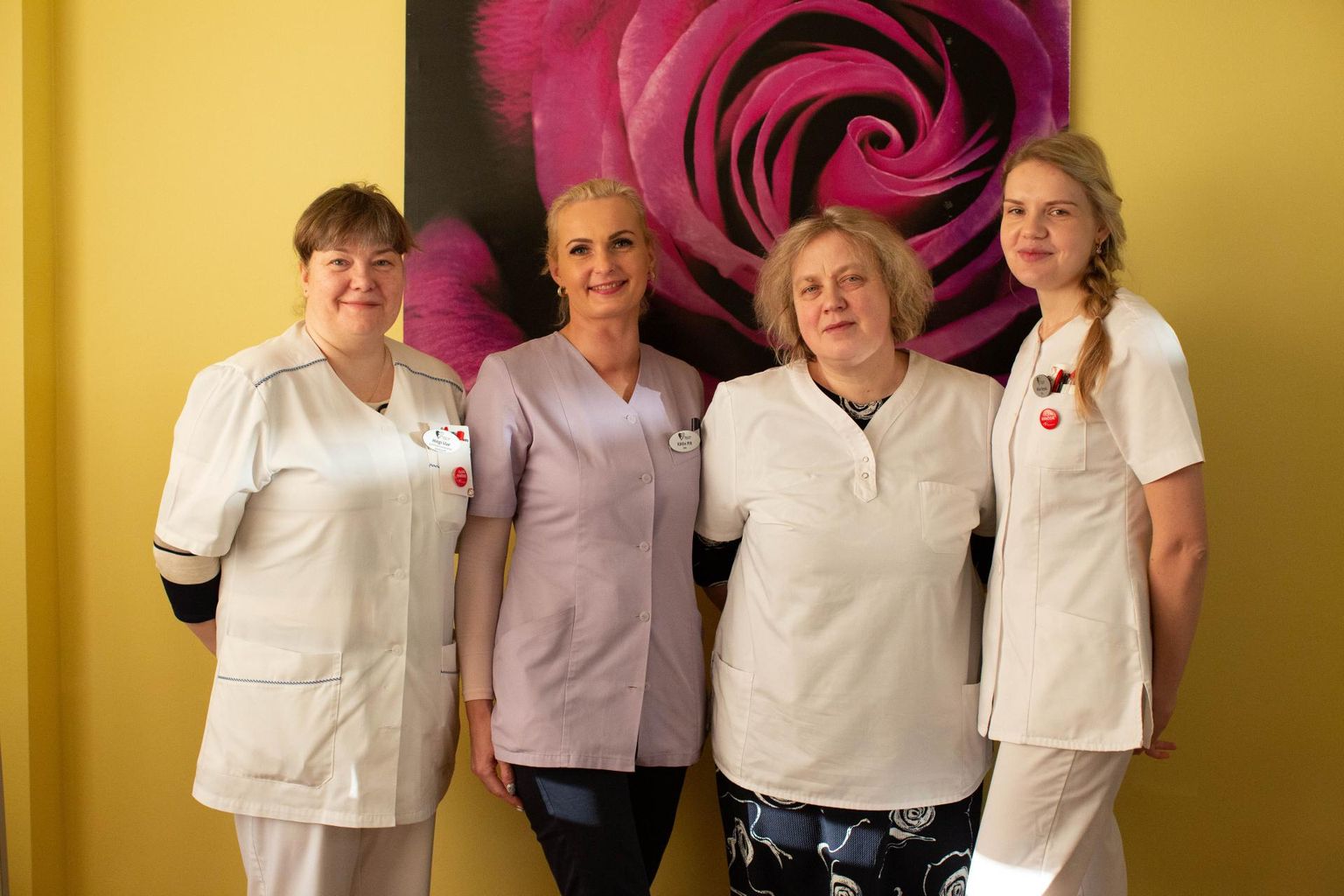 Lõuna-Eesti haigla õendusjuht Hingi Uue (vasakult), õde Kätlin Pilt, õendusjuht Angela Siidra ja õde Alice Venski tutvustasid ideid luua perearstikeskustesse vaimse tervise õe kabinetid ning paigaldada Lõuna-Eesti haiglasse infomaterjale kuvavad ekraanid.