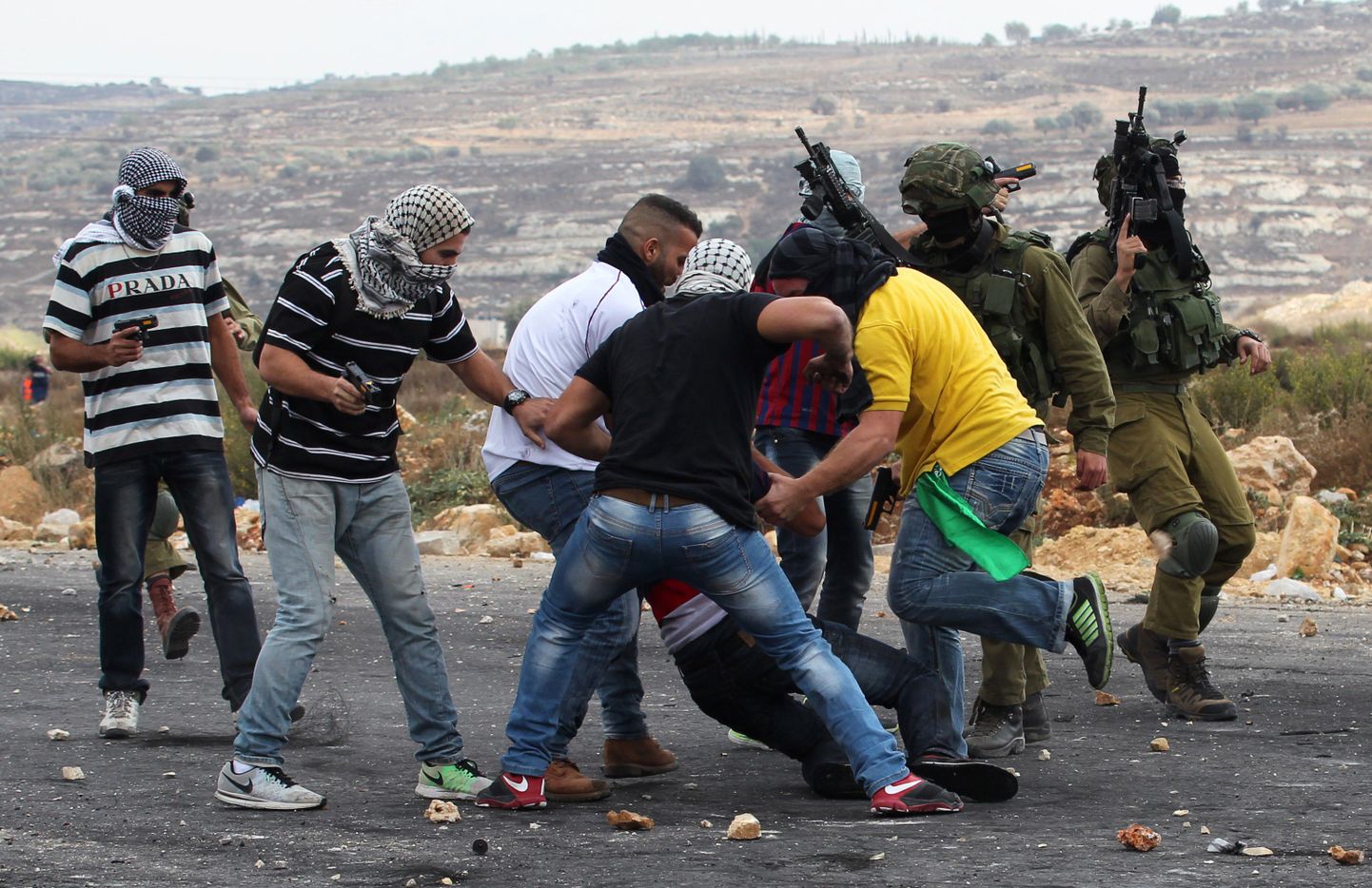 Iisraeli sõjaväelased ja julgeolekujõudude liikmed eile Läänekaldal Ramallah's üht palestiina kiviloopijat kinni võtmas.