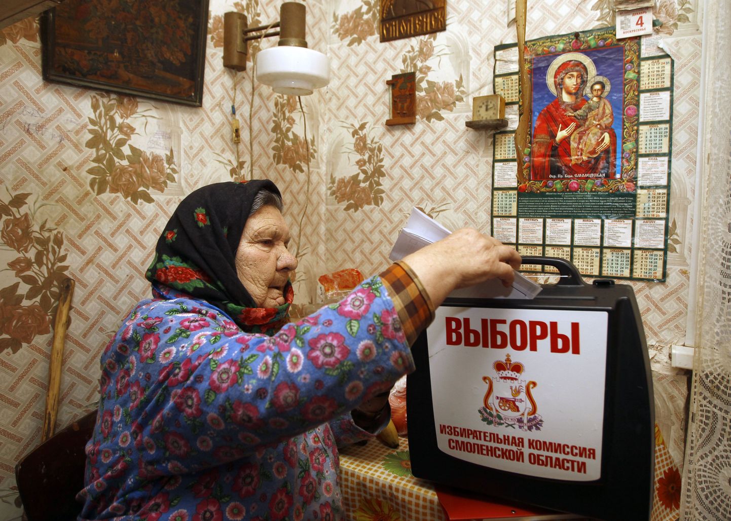 Жительница Смоленской области голосует на дому.