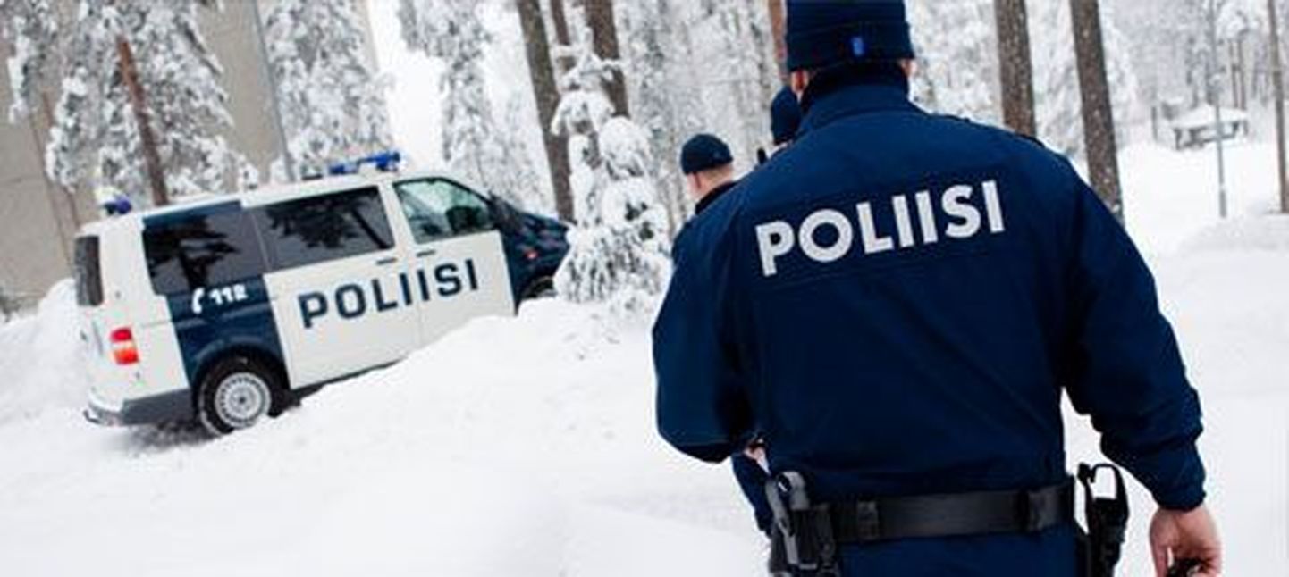 Soome politseinikud ametiauto lähistel.