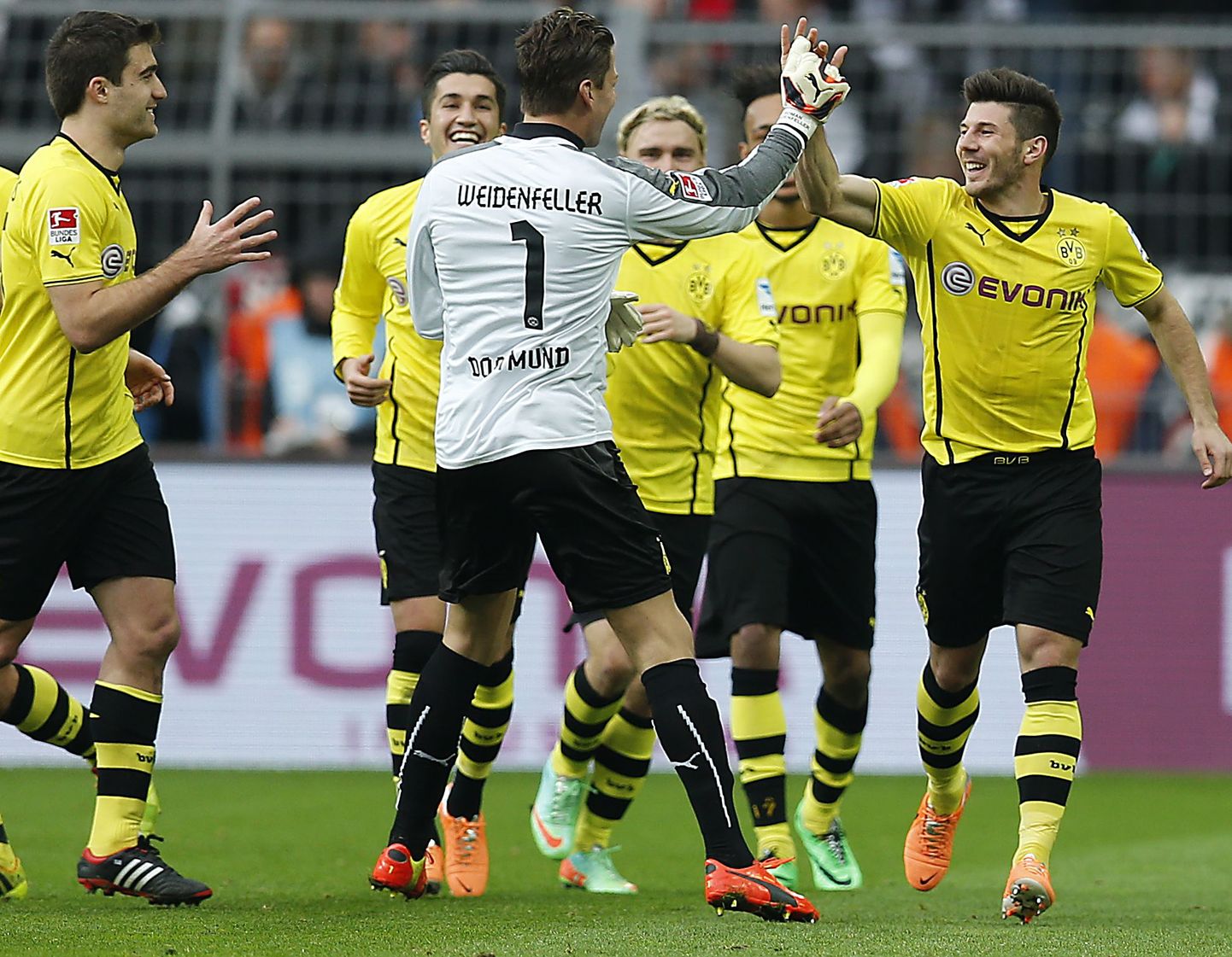 Dortmundi mängumehed väravat tähistamas