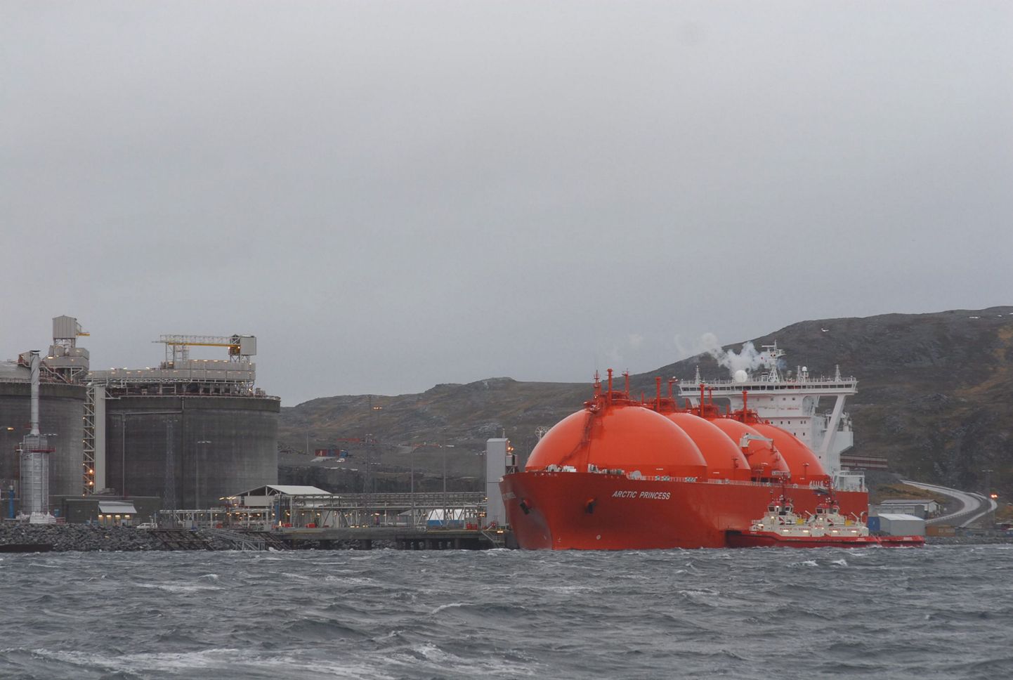 Veeldatud gaasi (LNG) tanker Arctic Princess Statoili LNG tehases Melkøyas Norras.