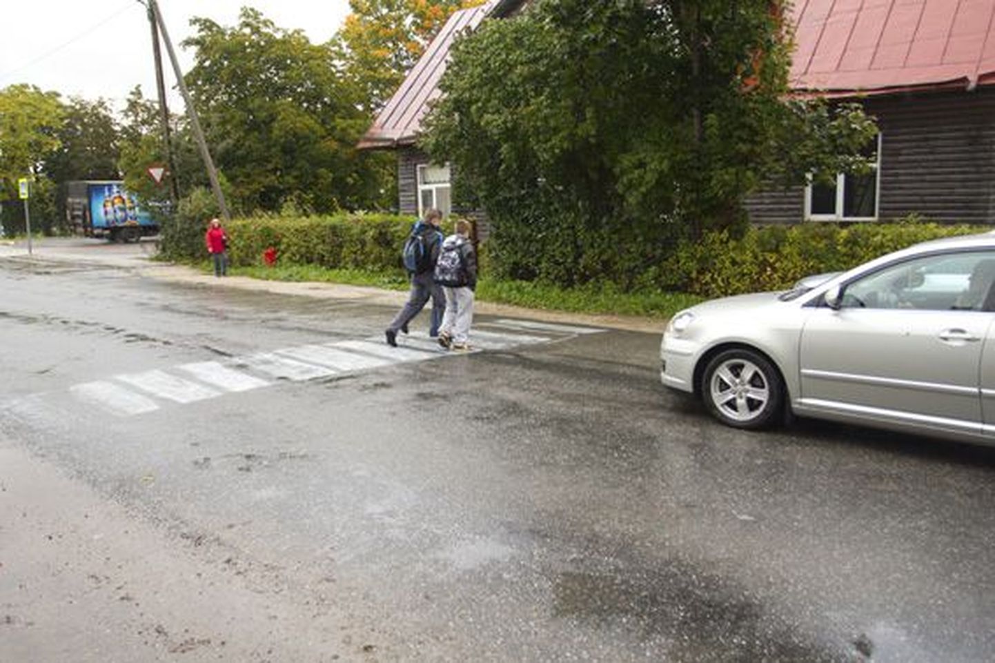 Rakvere linnavalitsus otsustas paigaldada Rakveresse Tuleviku ja Võidu tänava ristmikule märgi "Jalakäijad".