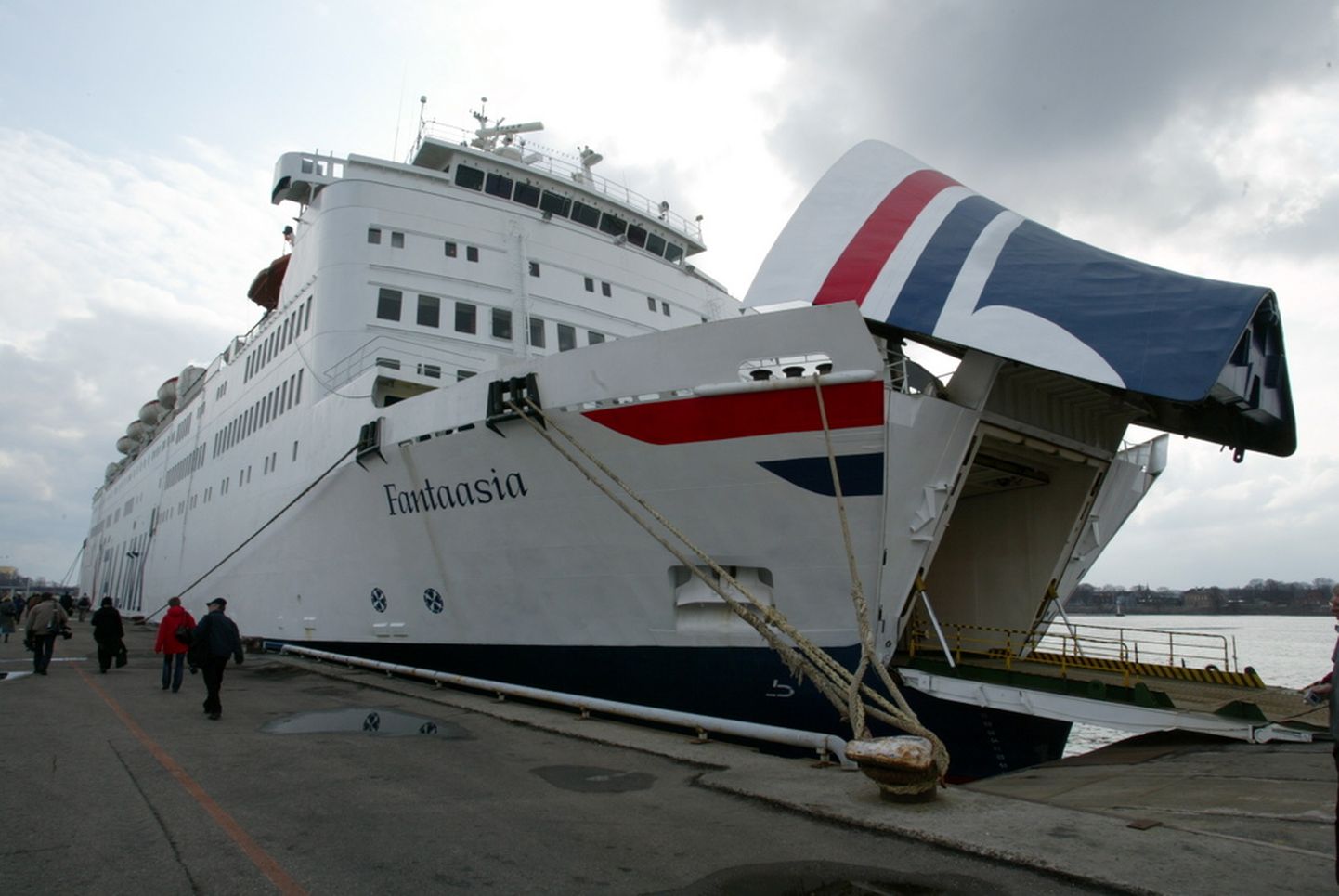 Tallinki reisilaev Fantaasia Riia sadamas.