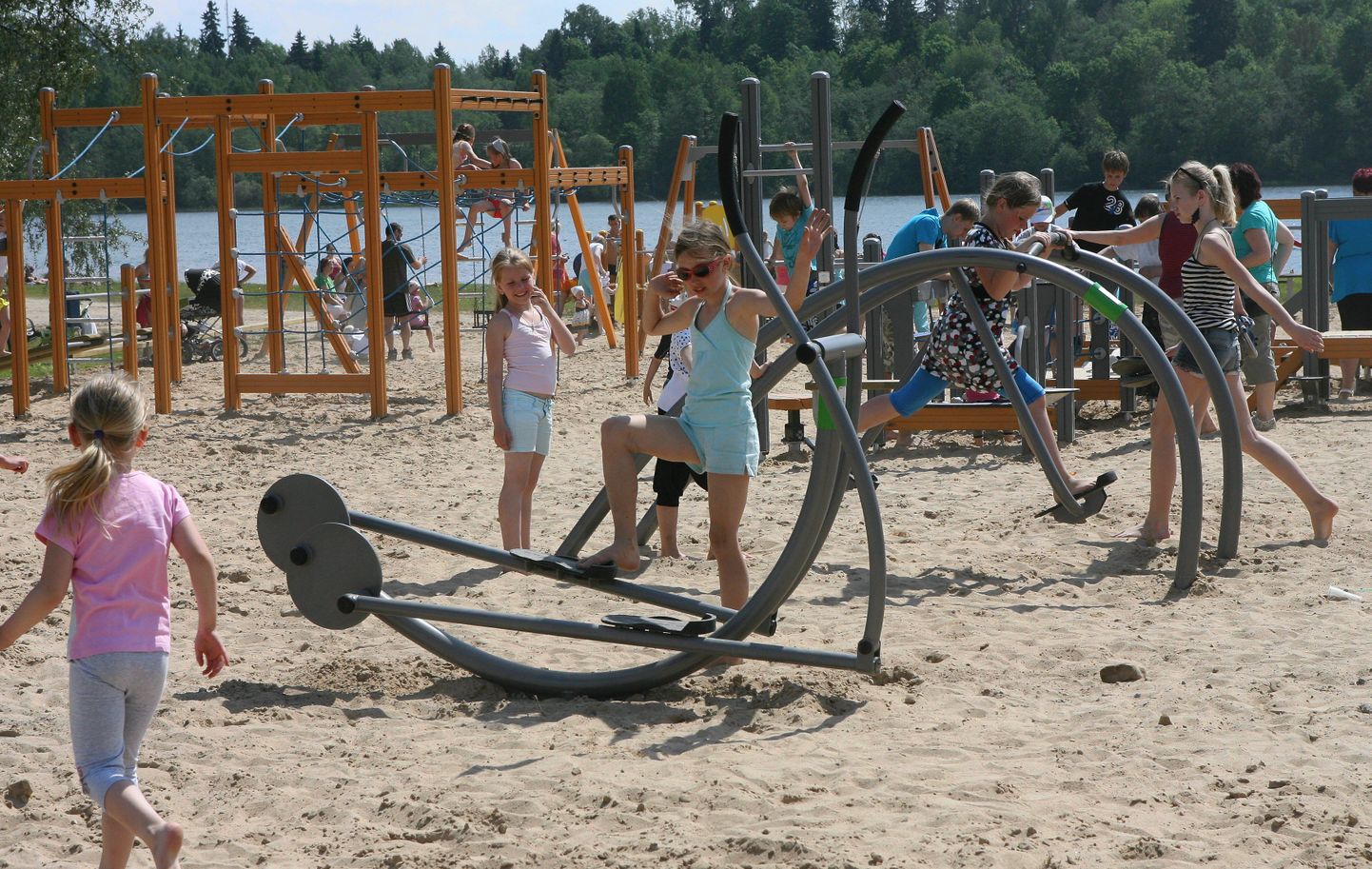 Mängulisi harjutusi ja katsumusi pakkuv mänguväljak avati Viljandi järve rannas eelmisel aastal.