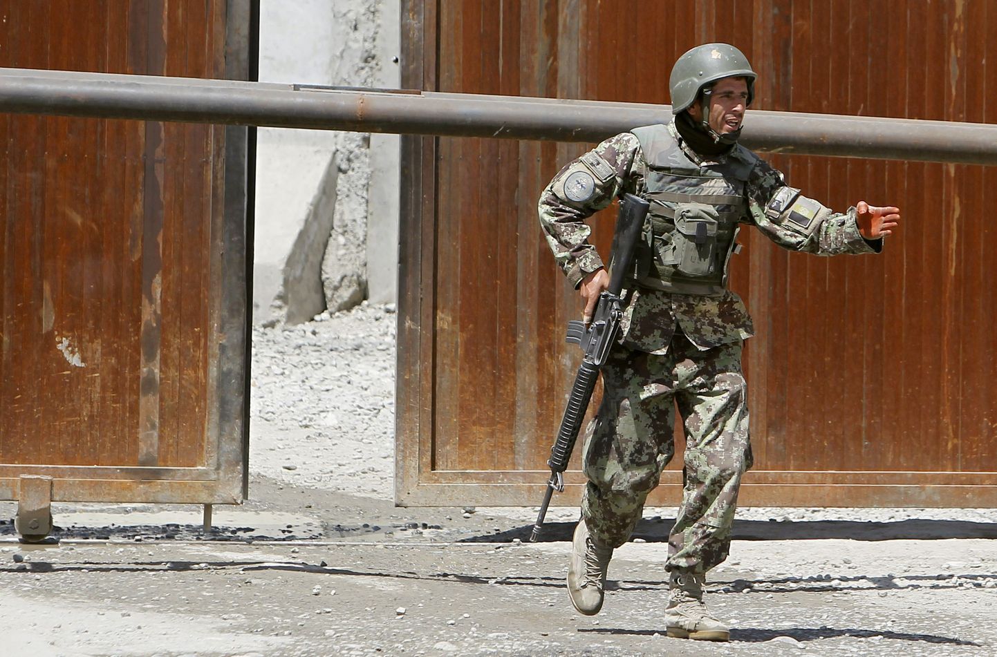 Afganistani kaitseministeeriumi valvav sõdur.