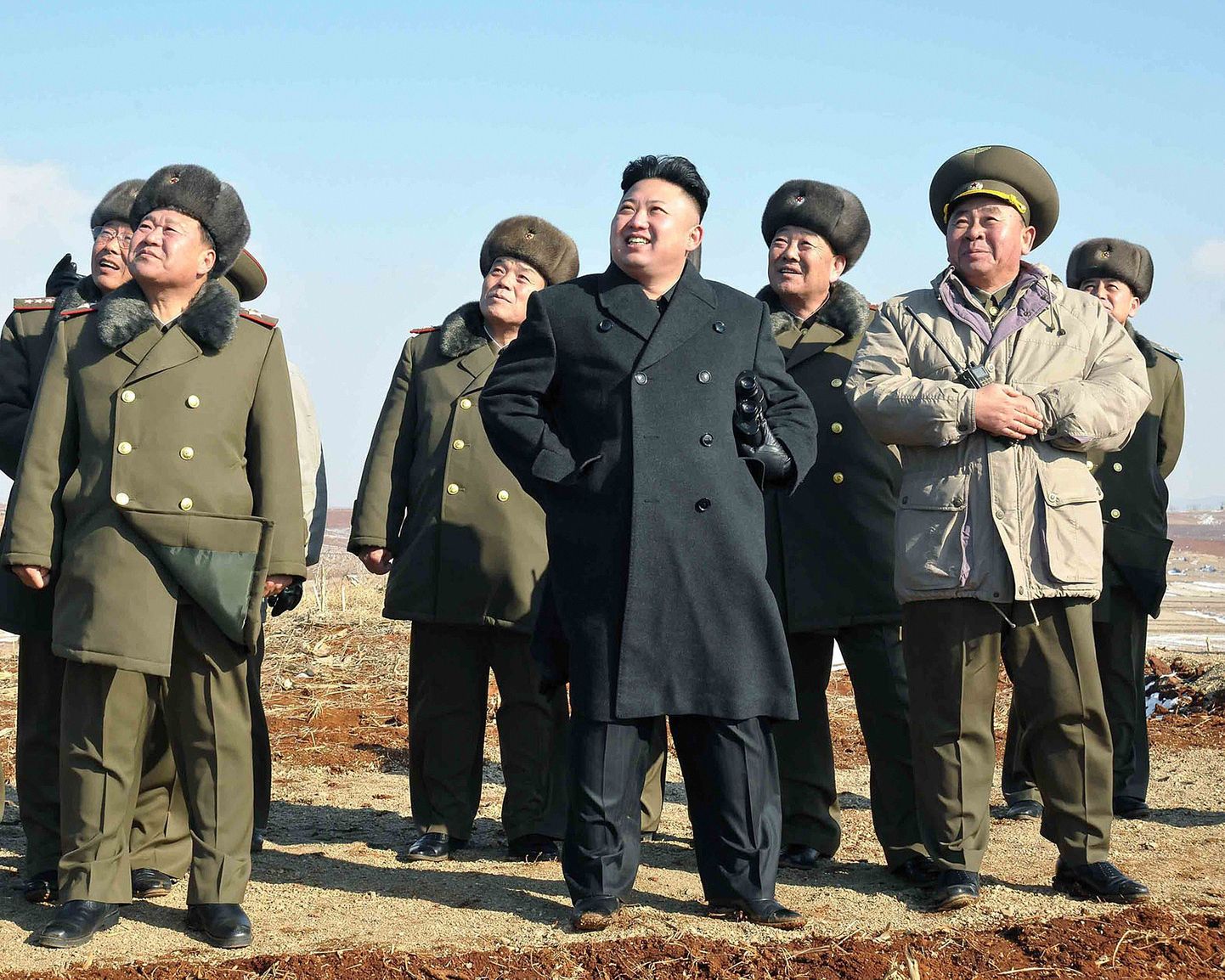 Põhja-Korea liider Kim Jong-un (keskel) jälgimas sõjaväeõppusi.
