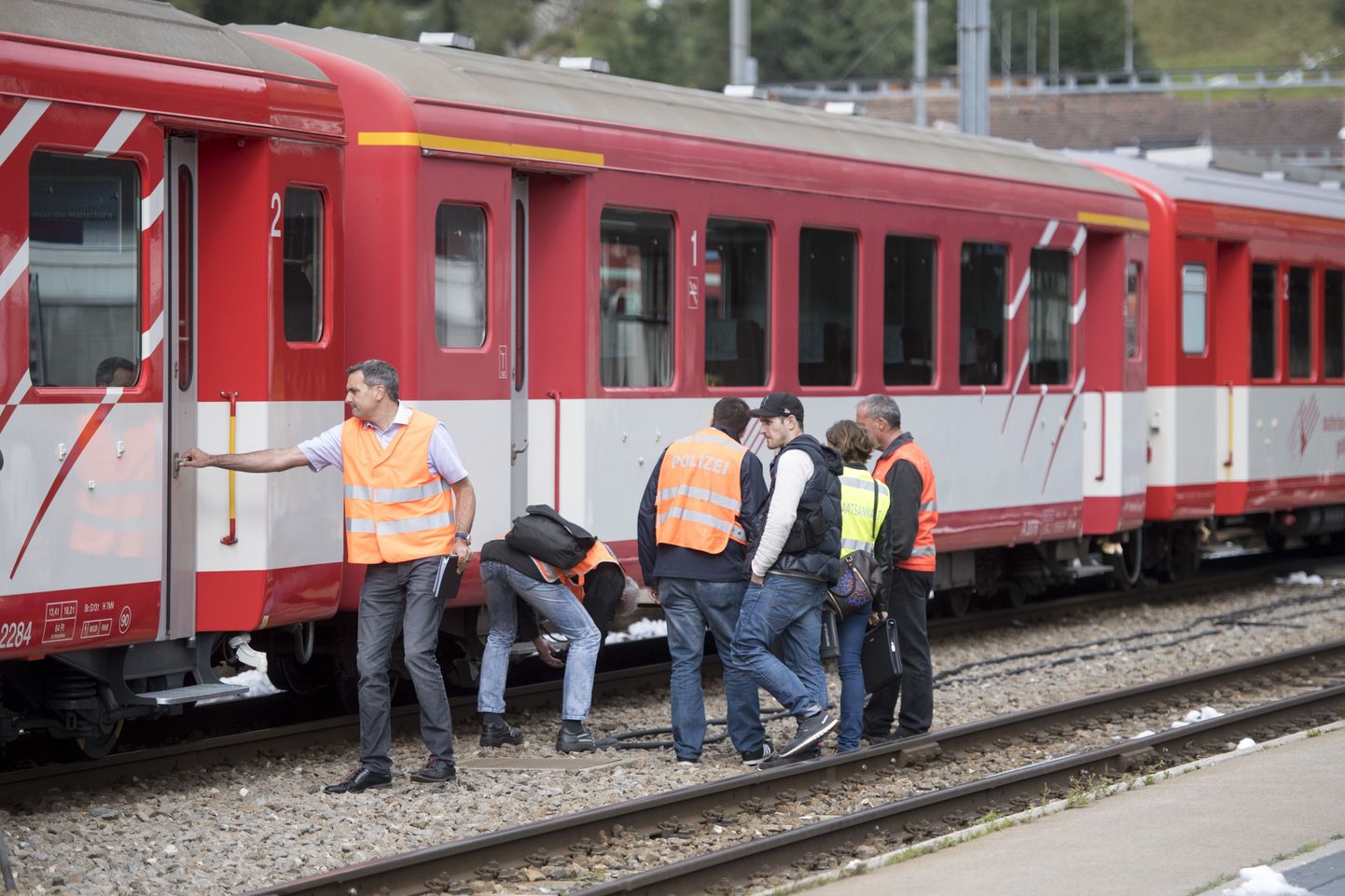 Ametnikud Andermatti jaamas rongi uurimas.