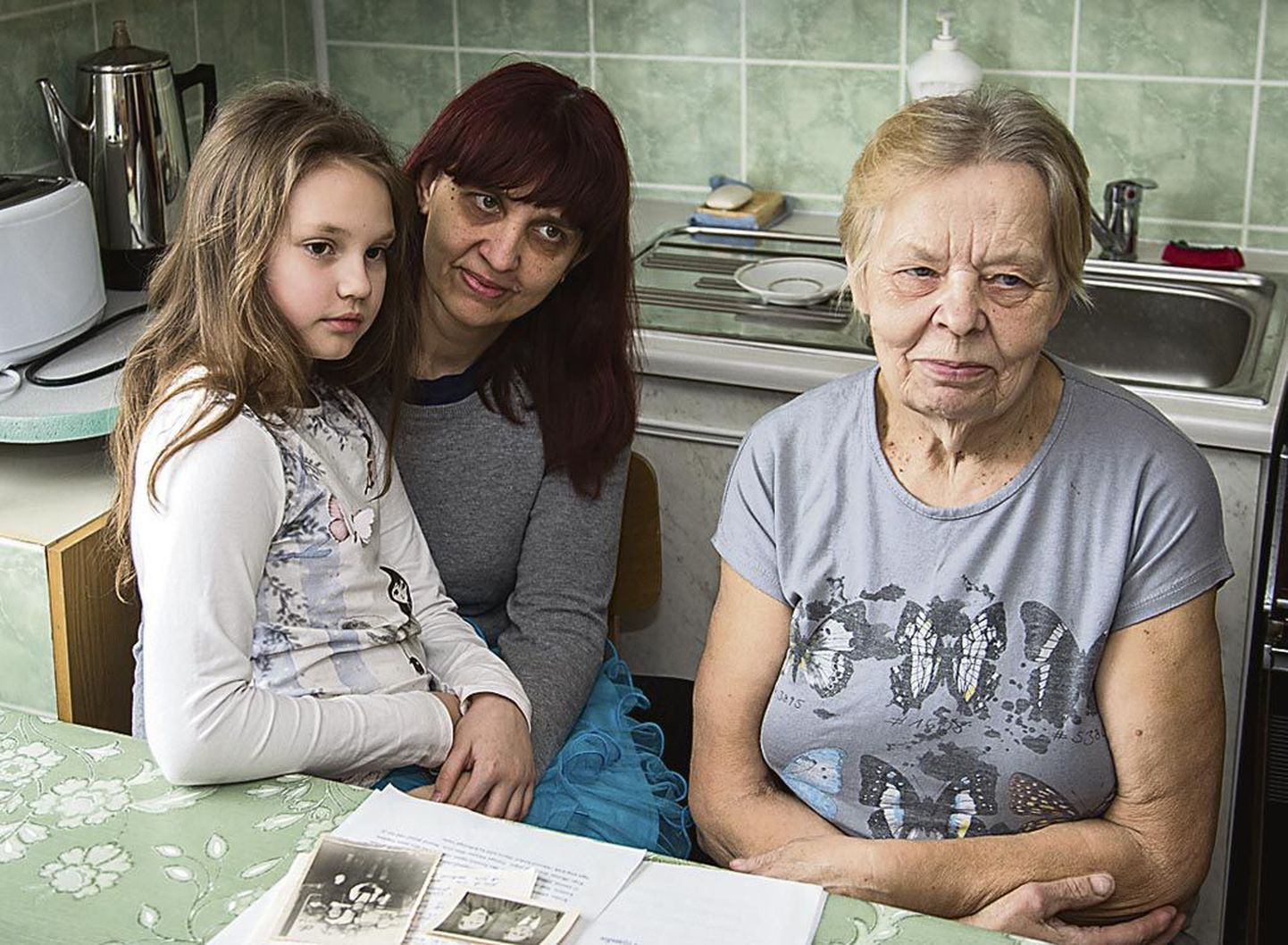 Kolm põlvkonda Talil köögilaua taga: kolmeaastasena küüditatud Helle Uustamm, tema tütar Malle Vilinurm ja tütretütar Maria, kes kuulab memme pajatusi kaugest Siberimaast.
