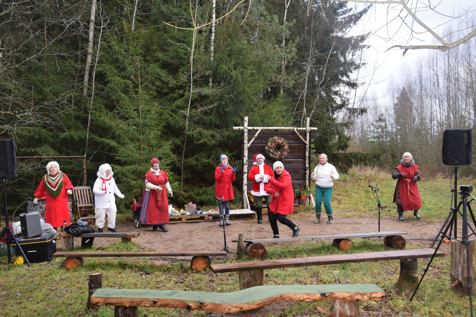 Alle-Saija teatritalu uue lavastuse hiljutine proov enne lume tulekut. Mängukoht on seekord metsateater.