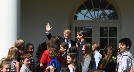 Pildid ja video: Donald Trump jagas lastele autogramme