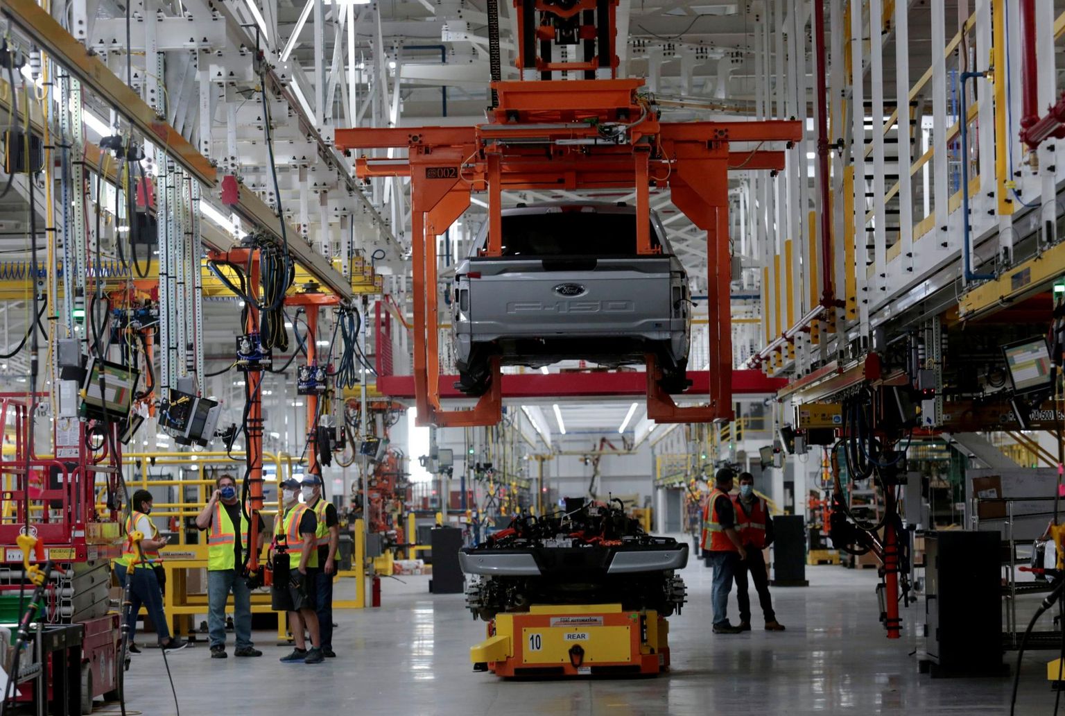 Elektrilise väkeveoki F-150 Lightning prototüübi valmistamine tehases.