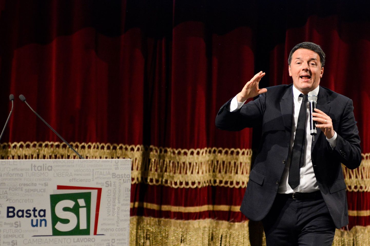 Matteo Renzi kutsus Sitsiilias Palermos toimunud kampaaniaüritusel valijaid üles hääletama reformide poolt.