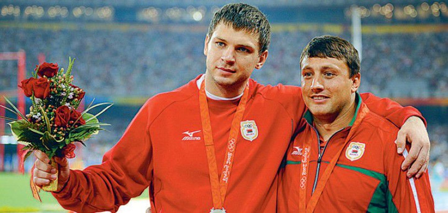 Ivan Tihhon (paremal) ja Vadim Devjatovski Pekingi medalitega uhkeldamas. Nüüd tuleb autasud tagastada.