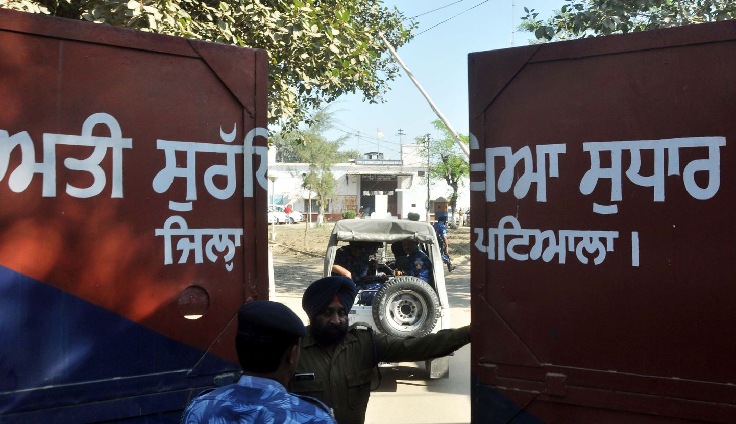 Politseinik Nabha vangla väravas.