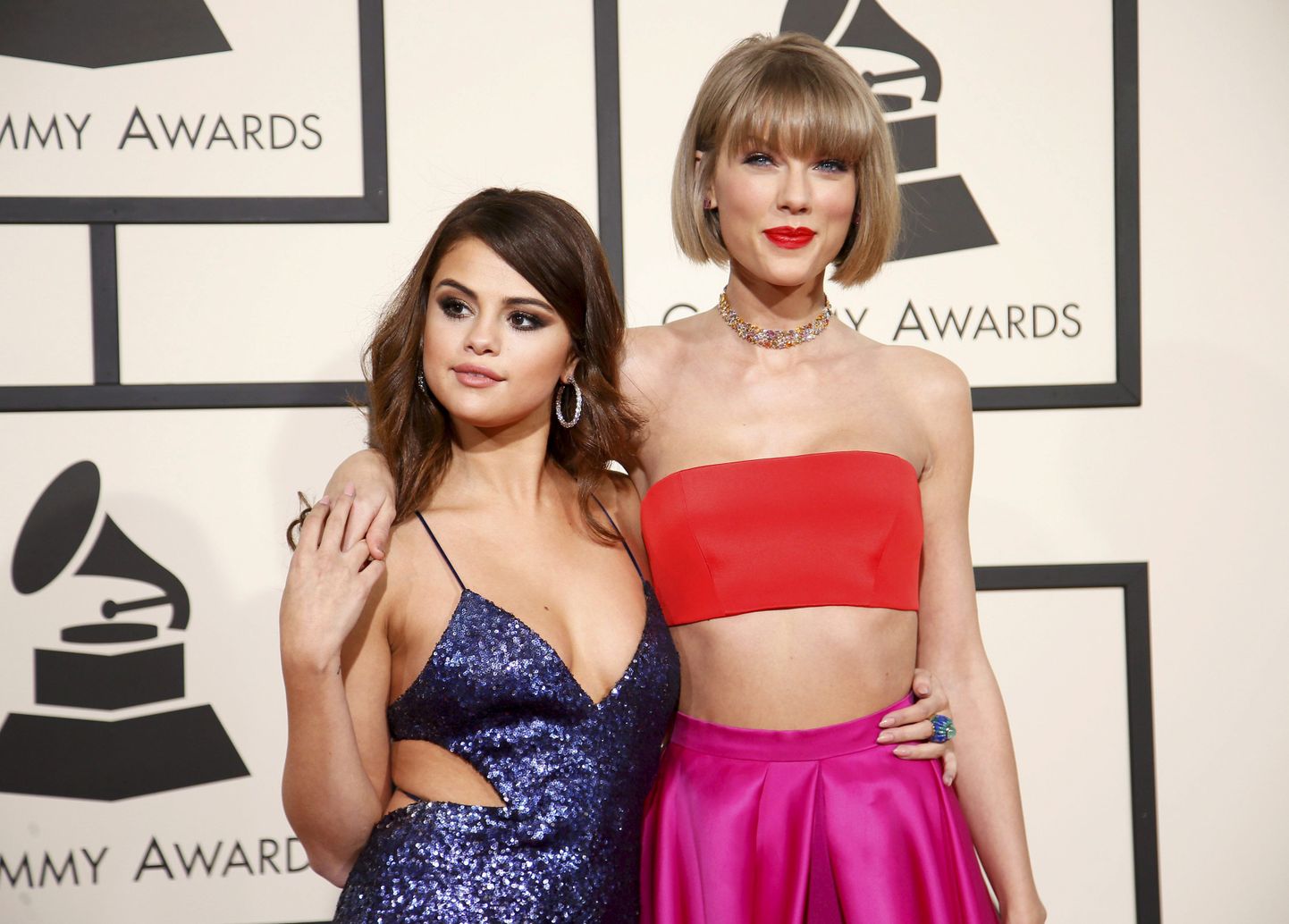 Singers Selena Gomez and Taylor Swift arrive at the 58th Grammy Awards in Los Angeles, California February 15, 2016.  REUTERS/Danny Moloshok      TPX IMAGES OF THE DAY