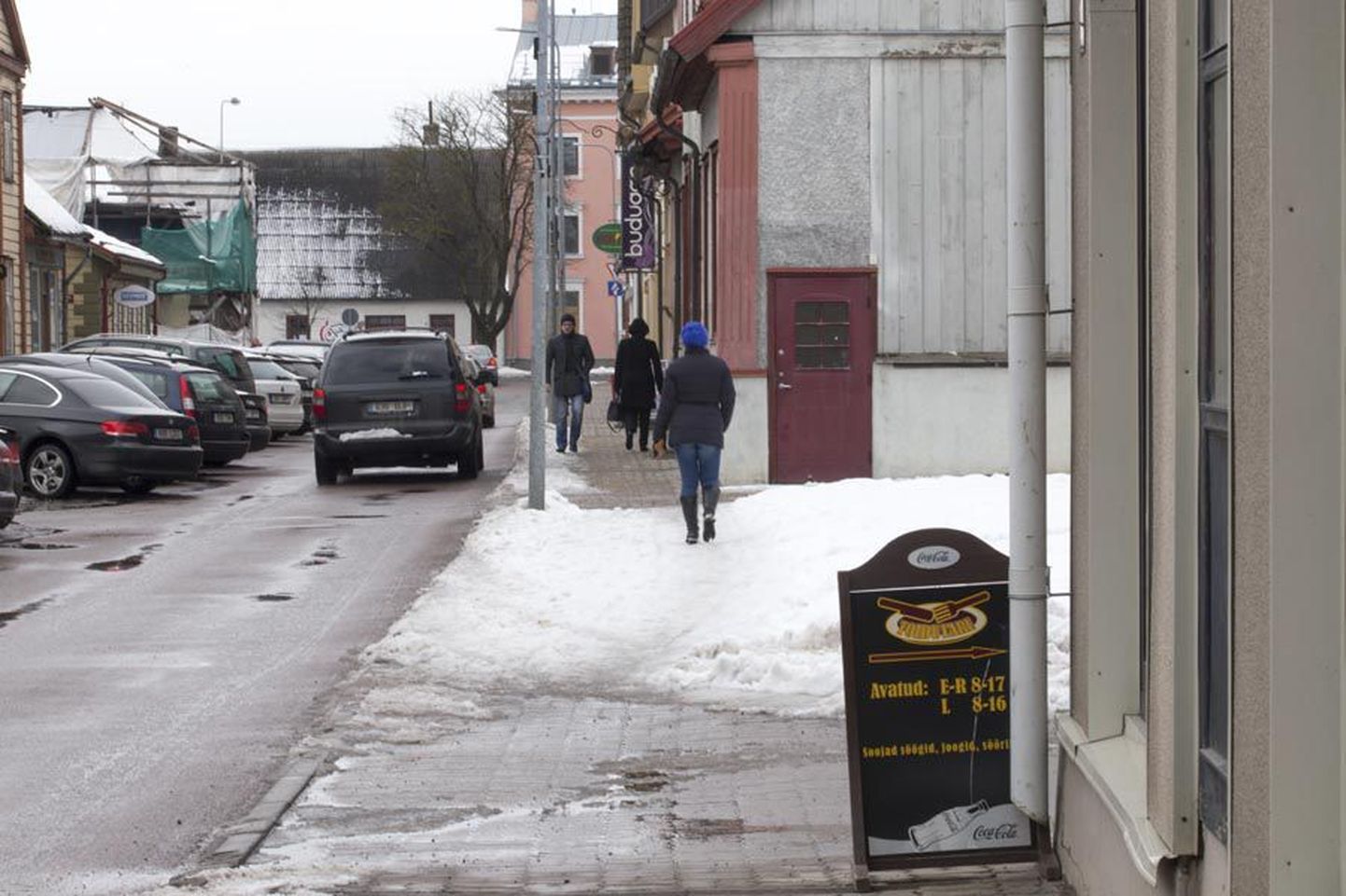 Tartu tänaval oli eile selgelt näha, millise krundi omanik pole kõnniteelt lund rookinud.