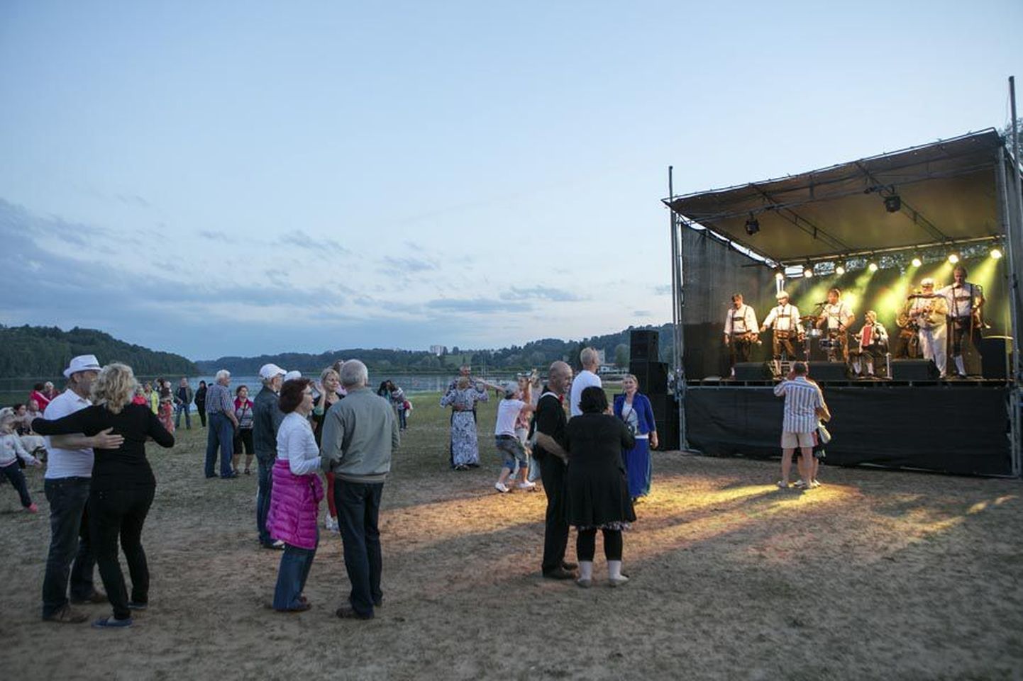 Viljandi järve rannas algas õhtu õdusalt ja rahulikus meeleolus ning Beer Brauchen Brass Band tõi jalakeerutajad tantsuplatsile.