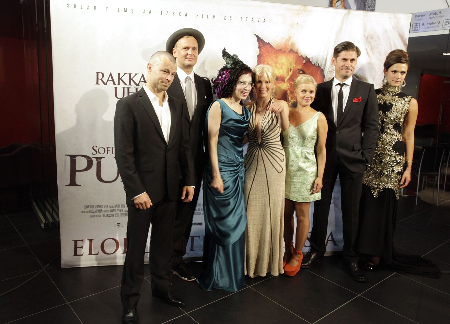 Filmi «Puhastus» esilinastus Tallinnas. Film põhineb Sofi Oksaneni (sinises kleidis) samanimelisel romaanil