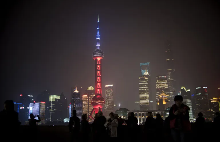 Shanghais läideti Prantsuse lipu värvides Oriental Pearli teletorn.