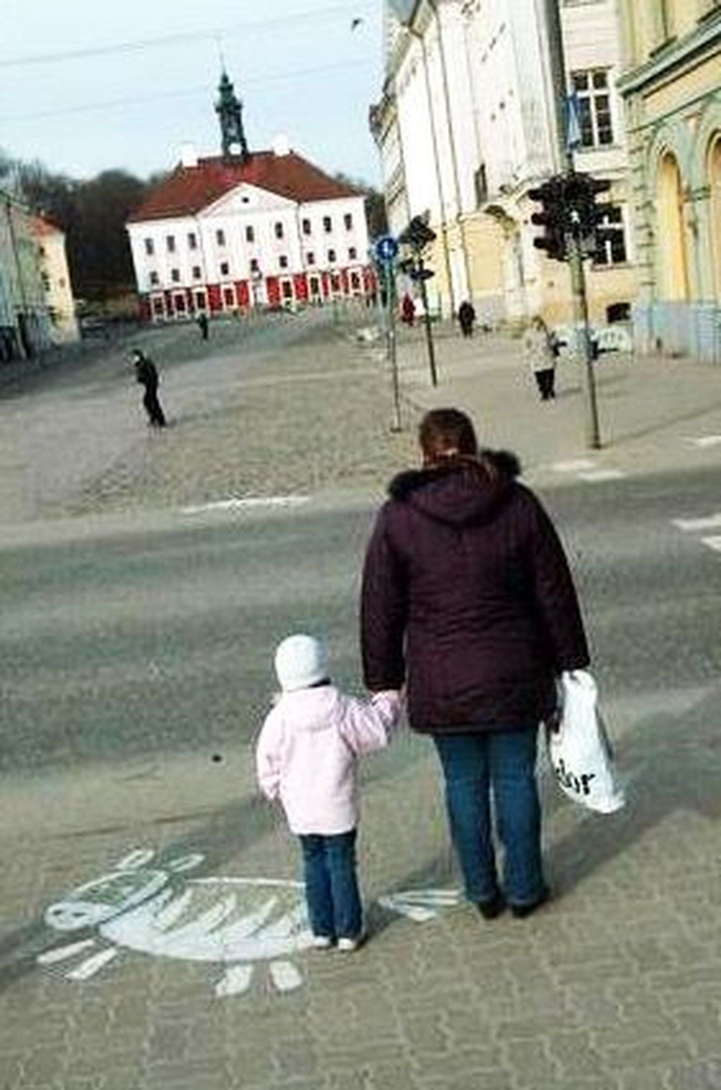 Tallinna linn märgistab vöötradasid, et tagada laste ohutus.