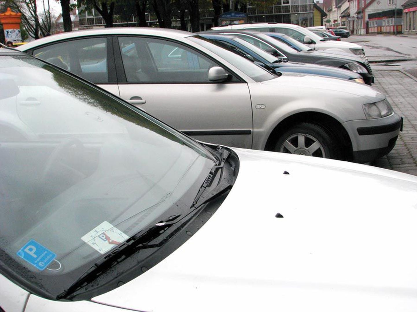 Enamik Viljandi autojuhte teab, et kella kasutades võib kesklinnas kaks tundi tasuta parkida. Sellest hoolimata on kontrollijad leidnud aastaga üle 1500 auto, mille juhid korra vastu eksisid.