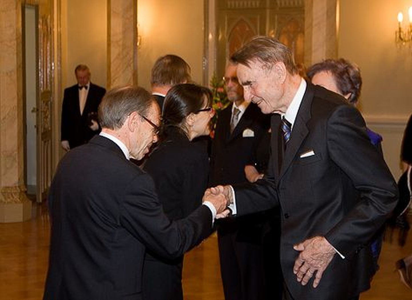 President Mauno Koivisto 85-sünnipäeval oli õnnitlejate hulgas ka presidendi kunagine kantseleiülem Jaakko Kalela
