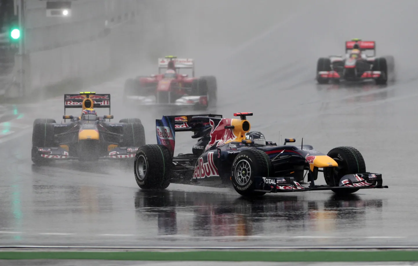 Sebastian Vettel vihmamärjal rajal masinat juhtimas.