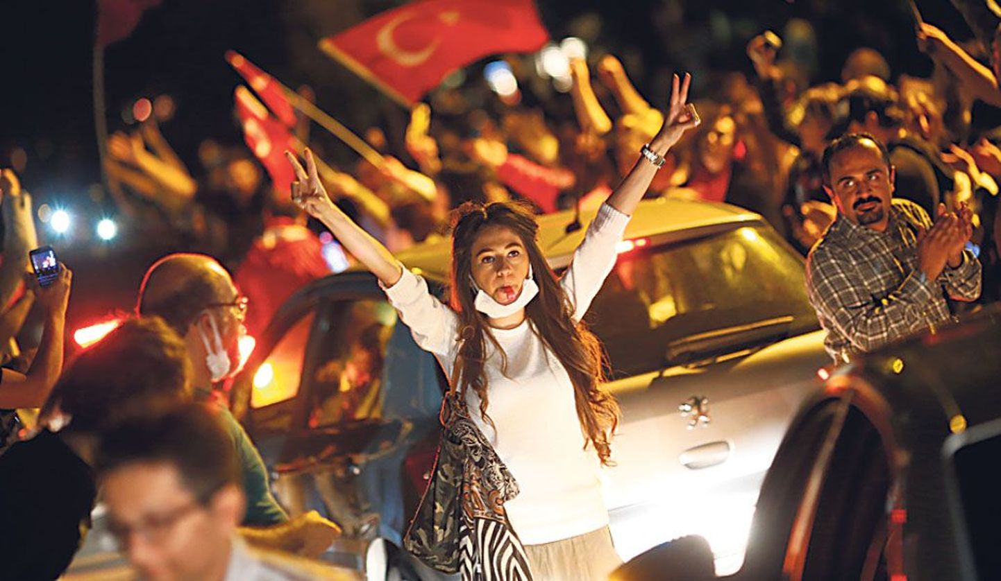 Türgi peaminister kohtub meeleavalduste korraldajatega.