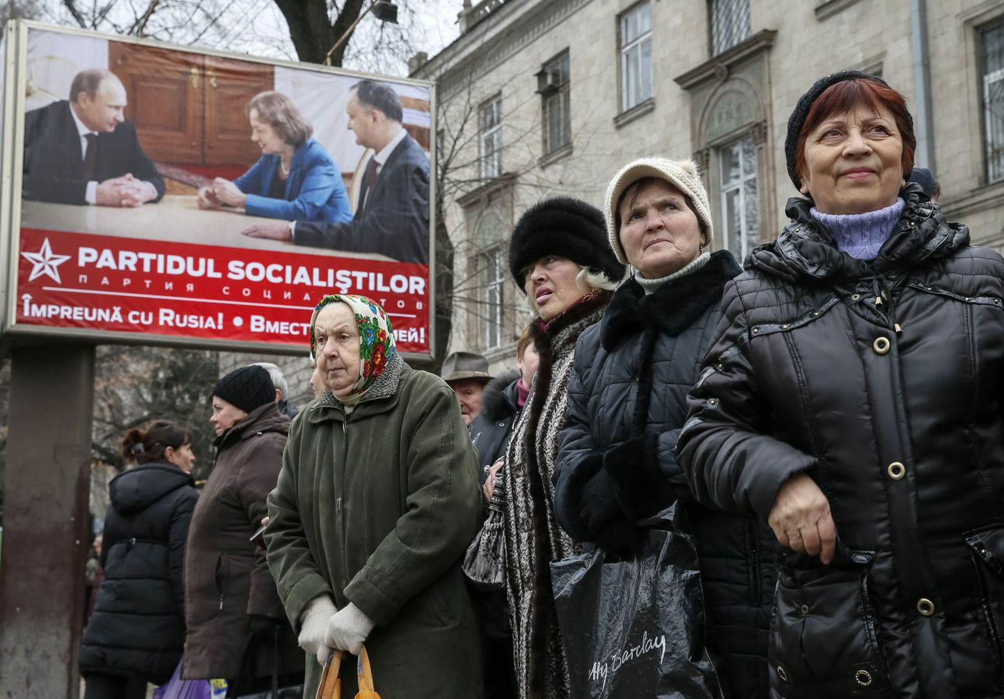 Pealinlased sotsialistide valimisplakati juures Chișinăus.