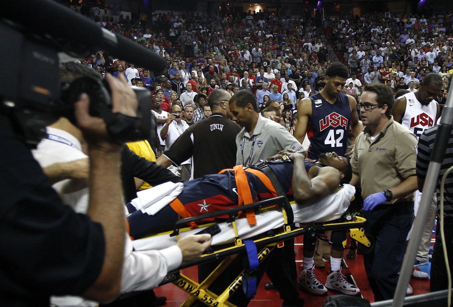 Травмированного баскетболиста сборной США уносят с площадки.