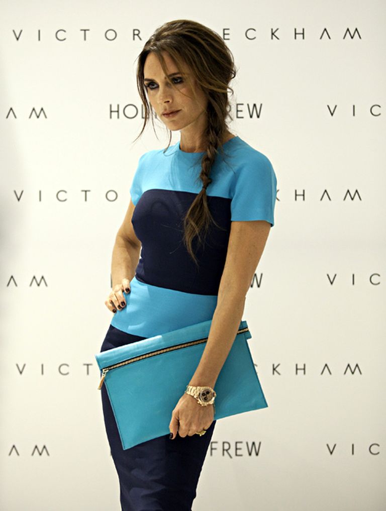 Виктория Бекхэм в синем колор-блоке 