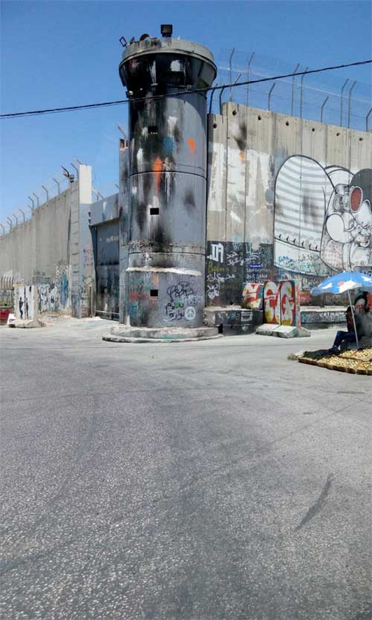 Sargtornis Izraēlas un Palestīnas teritoriju atdalošajā mūra sienā 