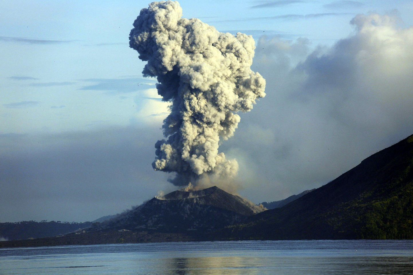 Вулкан в Папуа-Новая Гвинея. Фото иллюстративное.
