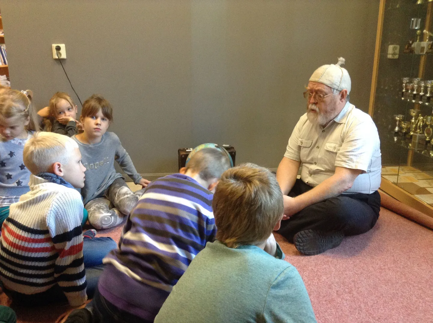 Jutuvestja Jaak Känd räägib Kuninga tänava kooli raamatukogutundides lastele huvitavaid lugusid teistest maadest ja rahvastest.