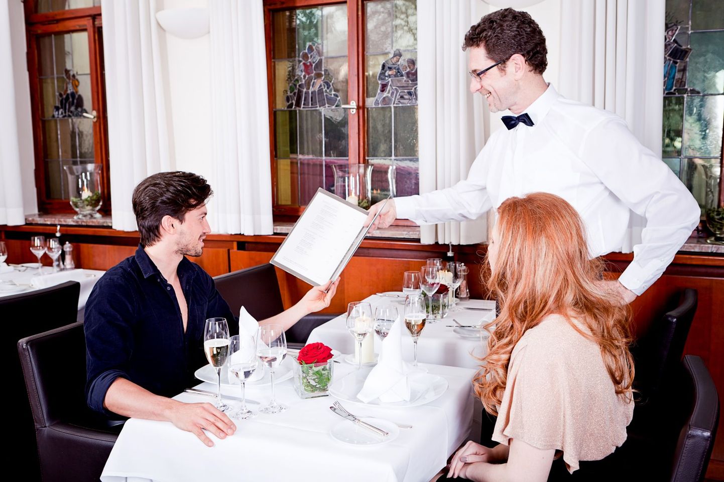 Professionaalne kelner on viisakas ja enesekindel ning saab kenasti suheldud kõigi klientidega.