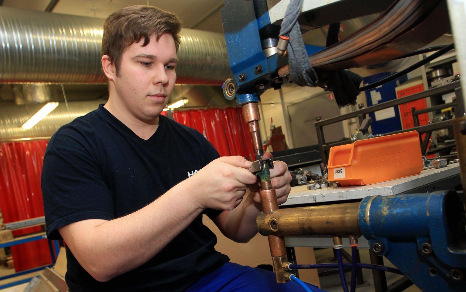 Kristjan Kont oli Hanza Mechanicsis praktikal ning käib seal nüüd kooli kõrvalt tööl.