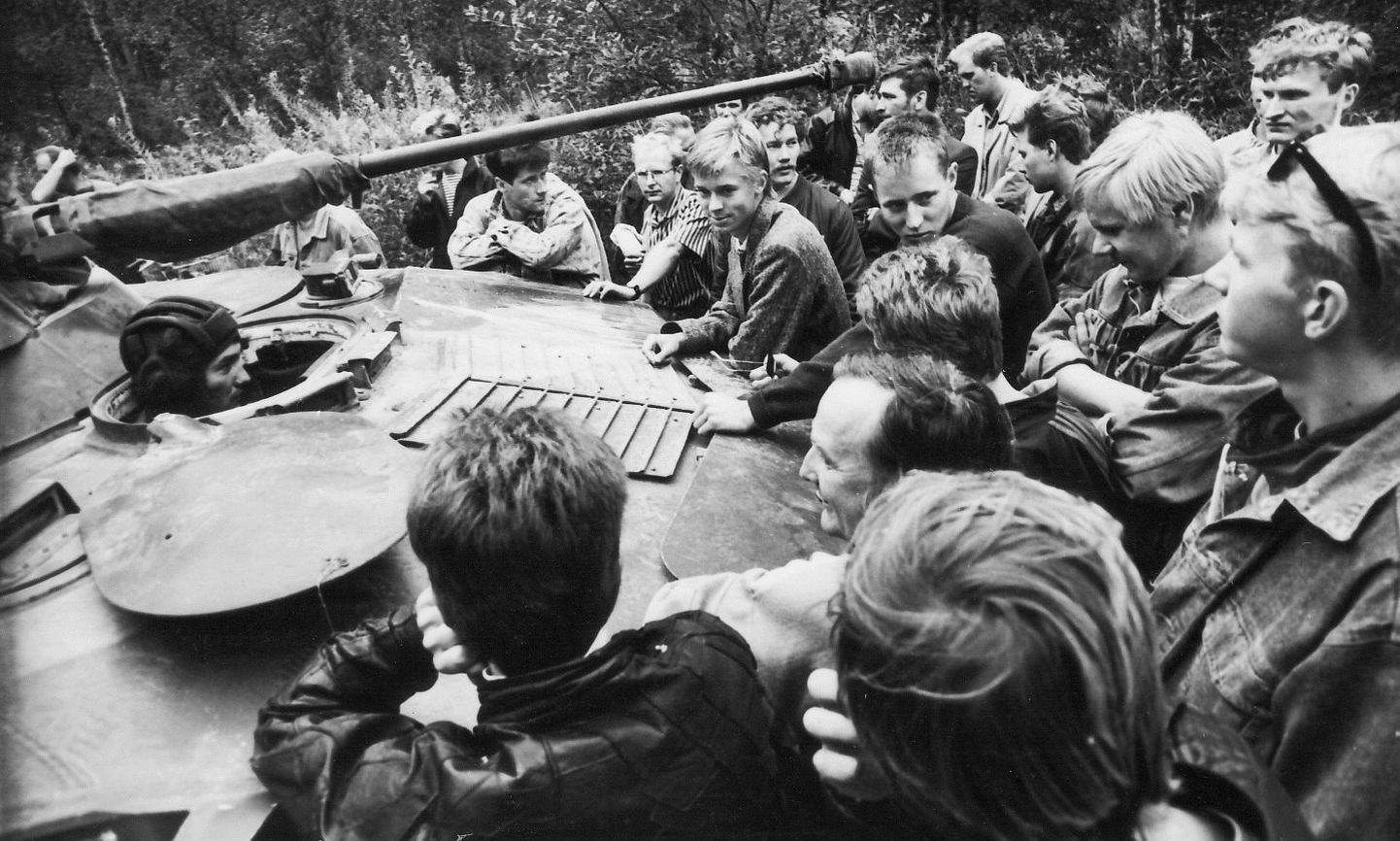 Народ против танков: сцена у телебашни 21 августа 1991 года.