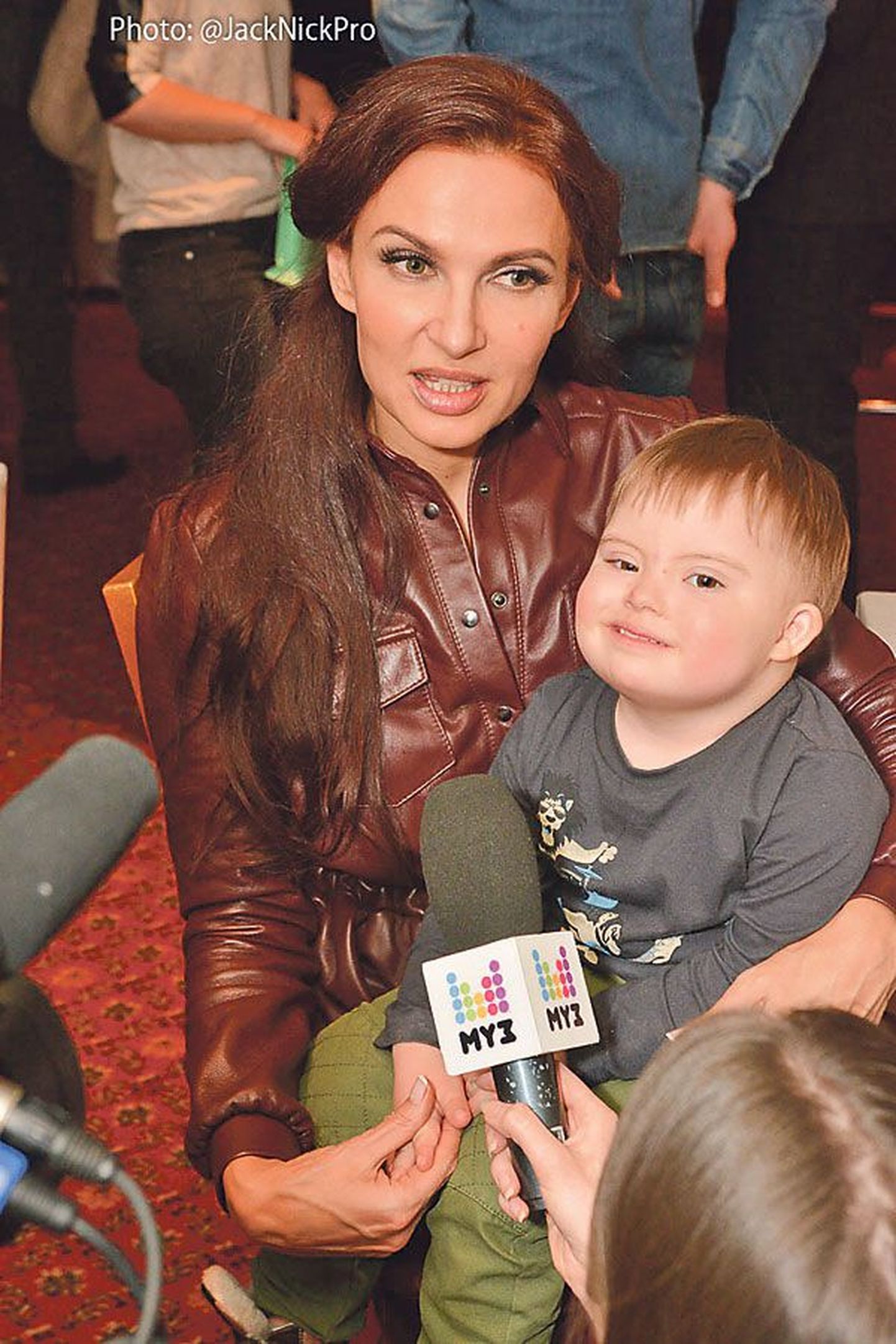Эвелина Блёданс пришла на вечеринку 
с сыном Семеном.