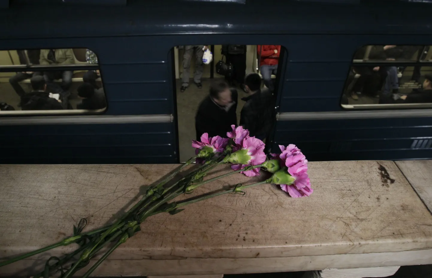 Цветы на станции метро «Парк Культуры» в Москве.