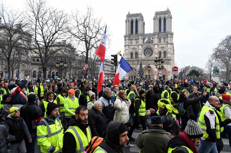 "Dzelteno vestu" protesti pie Parīzes Dievmātes katedrāles. 5.janvāris, 2019