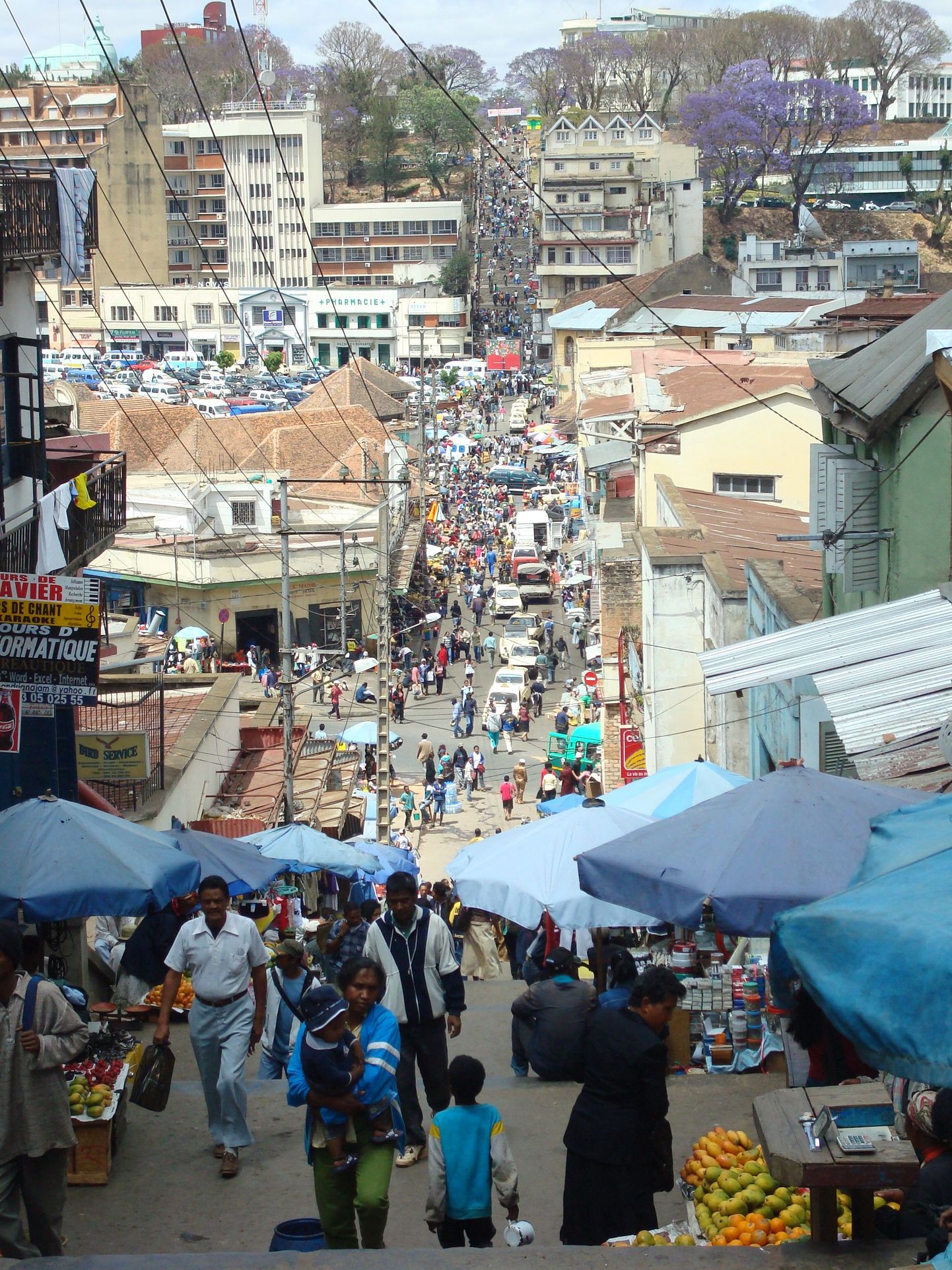 Vaade Antananarivo tänavapildile.