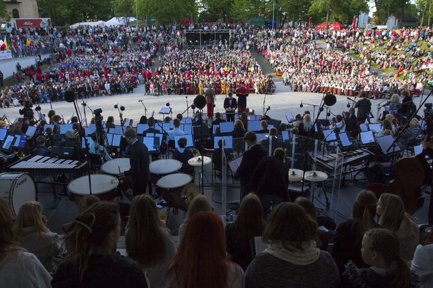 Kui hansapäevade avakontsert algas, oli Viljandi lauluväljak publikut täis. Pealtvaatajaid jätkus nii pinkidele istuma kui nõlvadele seisma.
