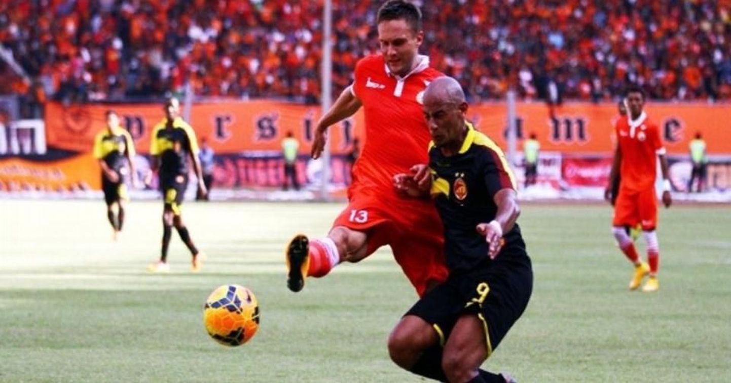 Мартин Вунк (слева) в матче в чемпионате Индонезии.